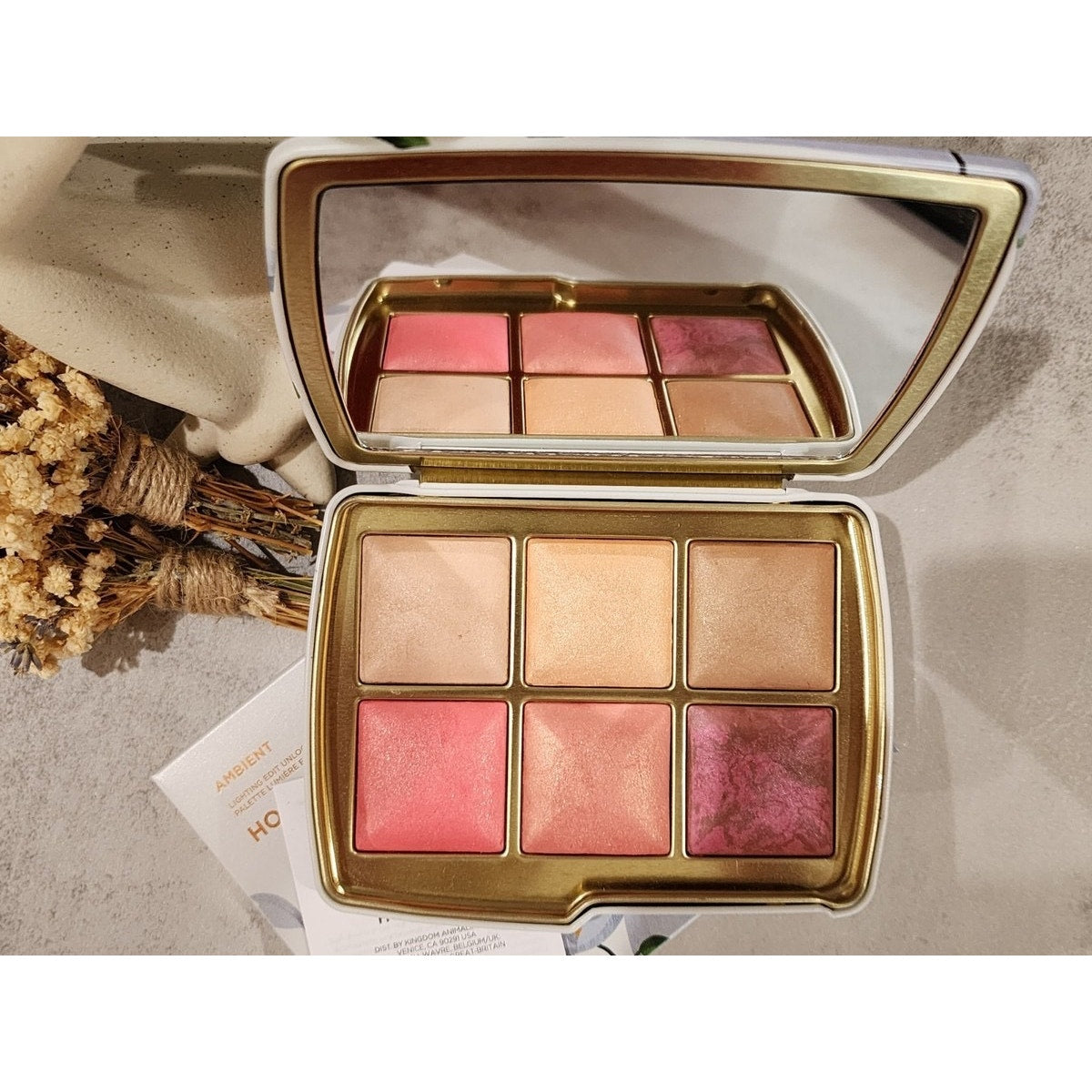 Hourglass Ambient Lighting Edit Unlocked – Swan. Limited-edition 2025 face palette, Sephora exclusive. Size is 6 × 0.04 oz / 1.4 g